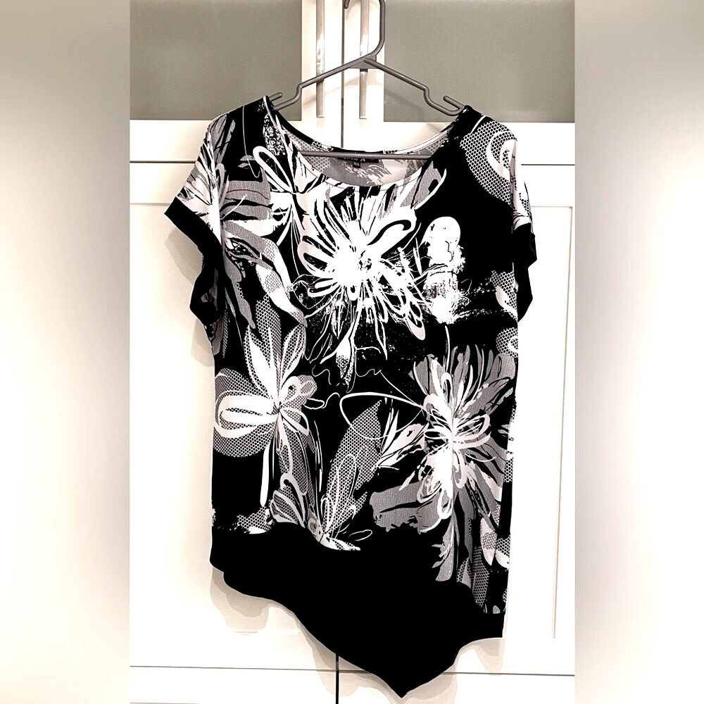 NINA K Asymmetrical black and white tunic.